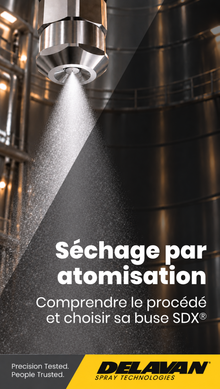 Buse de pulvérisation industrielle Delavan projetant un brouillard fin dans une tour de séchage par atomisation