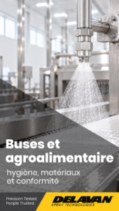 Buse en inox pulvérisant une nappe d'eau au-dessus d'un convoyeur dans une ligne de production agroalimentaire, titre « Buses et agroalimentaire »