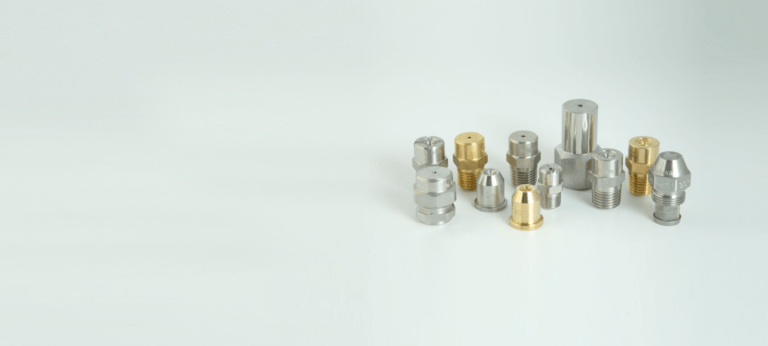 Assortiment de buses de pulvérisation industrielles en laiton et acier inoxydable de différentes tailles et formes