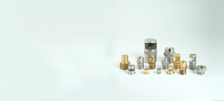 Assortiment de buses de pulvérisation industrielles en laiton et acier inoxydable, de tailles et formes variées